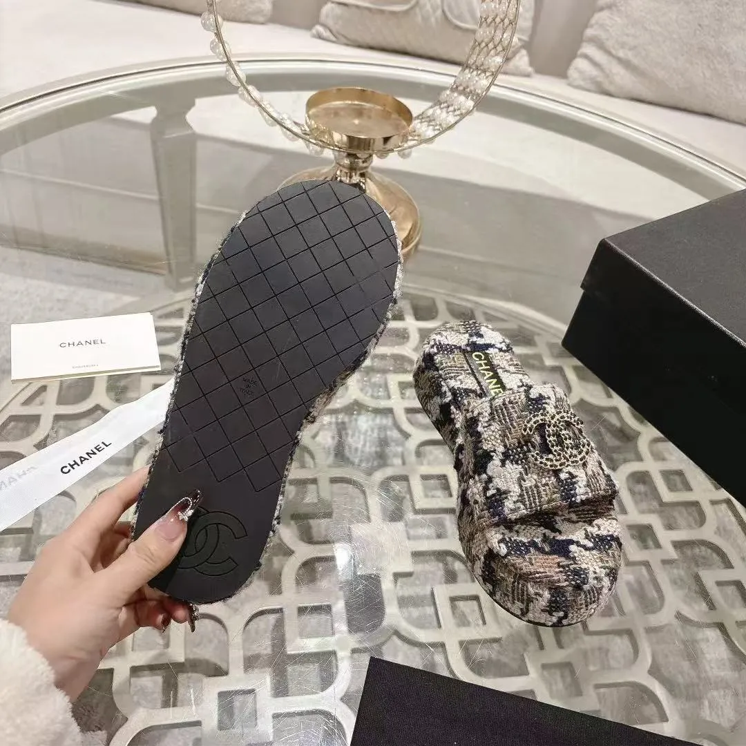 👟👟Ex-factory price 480👟👟 🎉Chanel Chanel 2025 Xiaoxiang C family thick-soled sandals series official website synchronization, classic and elegant, casual wear 🌹🌹🌹🌹Original logo ~ Made of imported sheepskin and C family custom fabrics, a variety of colors for the goddess to choose! ❤️❤️❤️❤️ Code number: 36~40 (35.41.42 customized, non-returnable) Color: 5 colors;